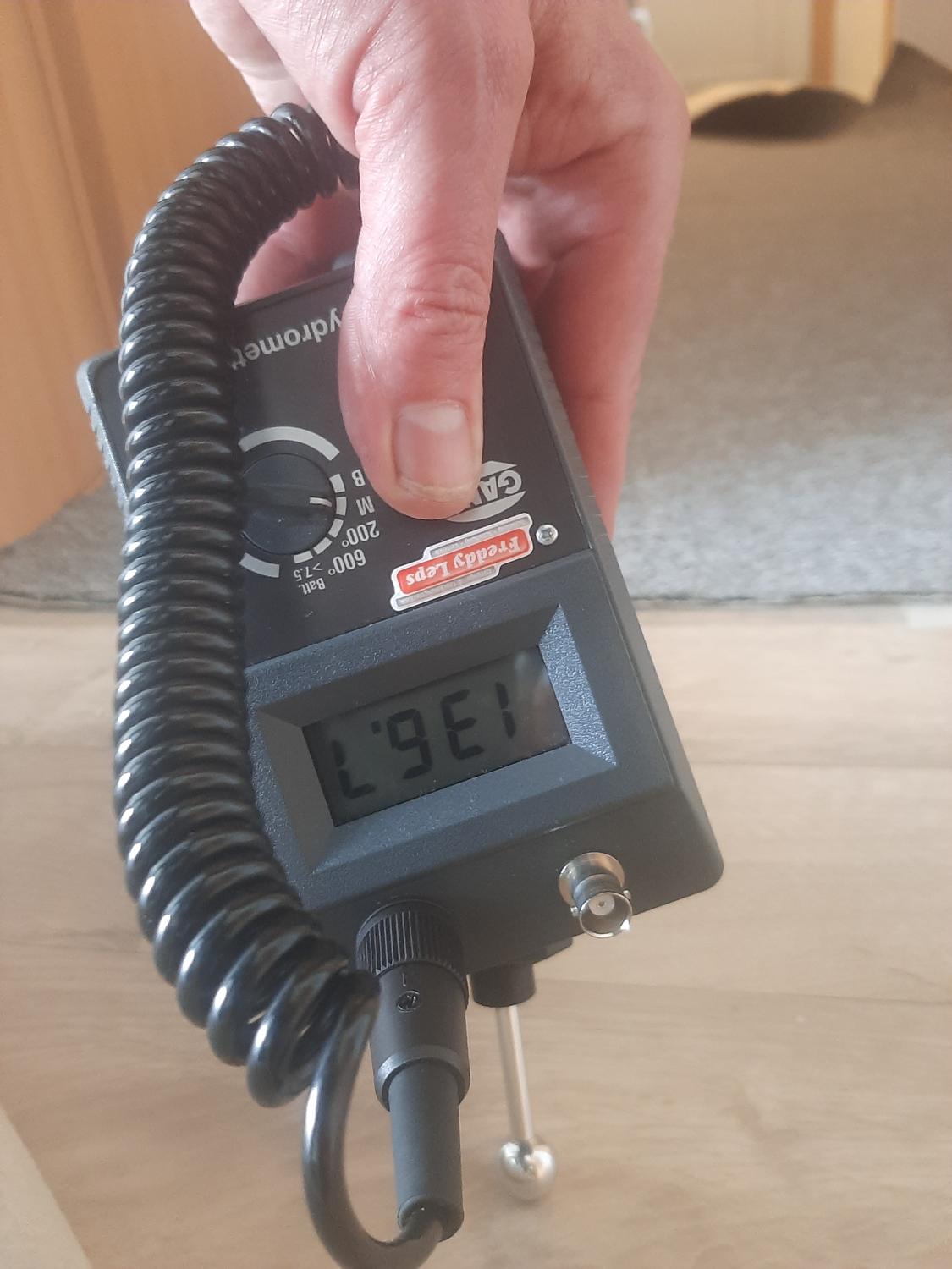 Feuchtemessgerät im Einsatz